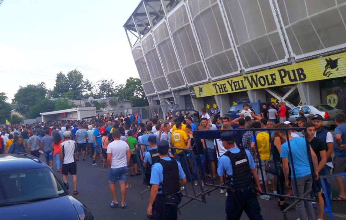 VIDEO+FOTO Nebunie la meciul Petrolului din Liga a 4-a! "Găzarii" s-au impus pe un stadion cu peste 6.000 de spectatori care au făcut show
