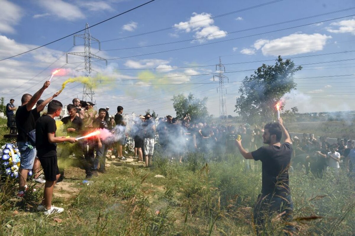 GALERIE FOTO Dănciulescu a participat la înmormântarea suporterului dinamovist: "Eu nu mă regăsesc în acest fotbal"