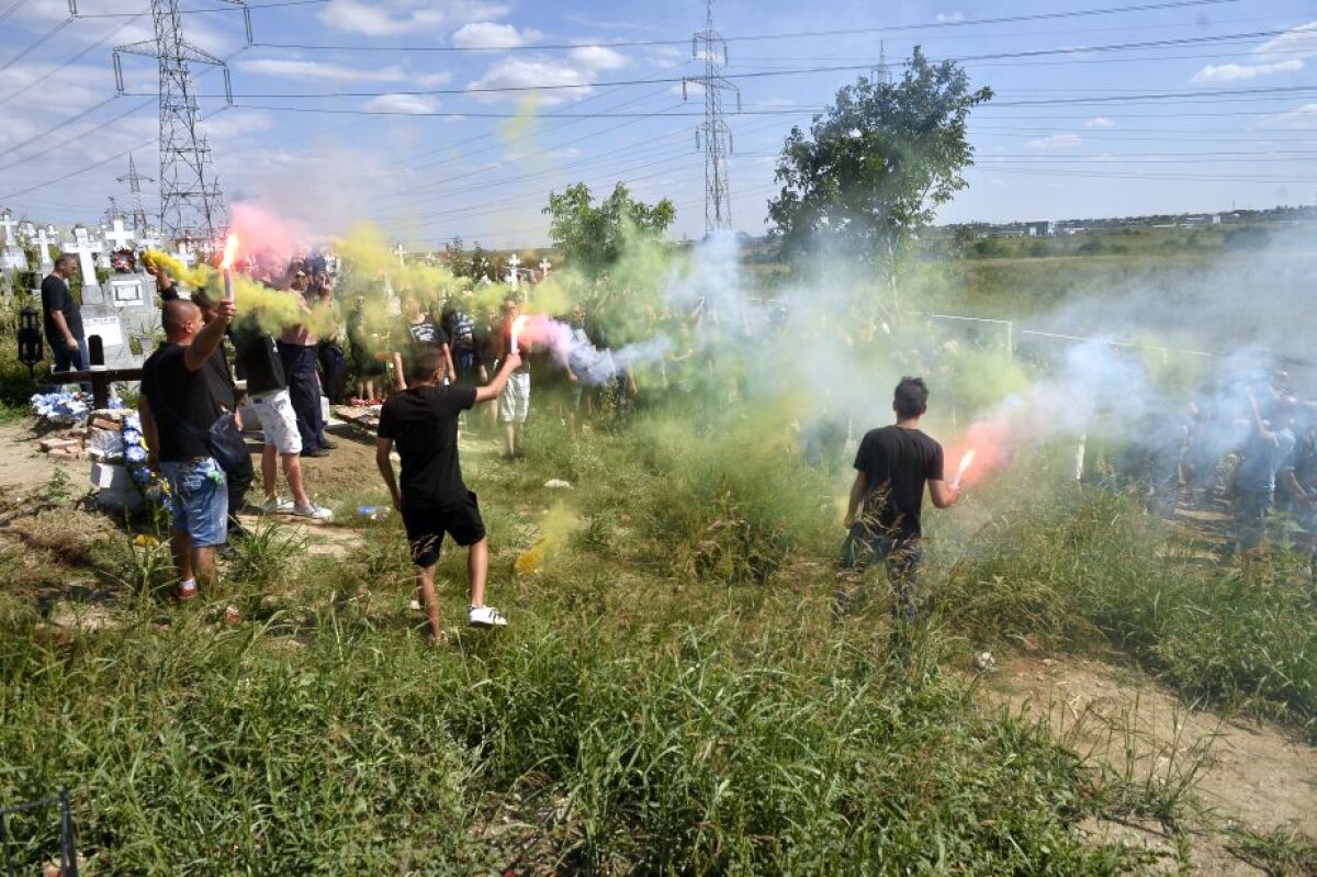 GALERIE FOTO Dănciulescu a participat la înmormântarea suporterului dinamovist: "Eu nu mă regăsesc în acest fotbal"