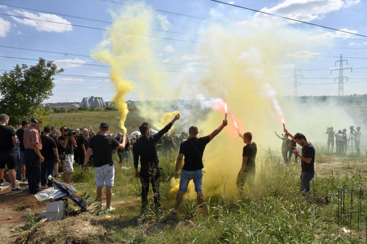 GALERIE FOTO Dănciulescu a participat la înmormântarea suporterului dinamovist: "Eu nu mă regăsesc în acest fotbal"