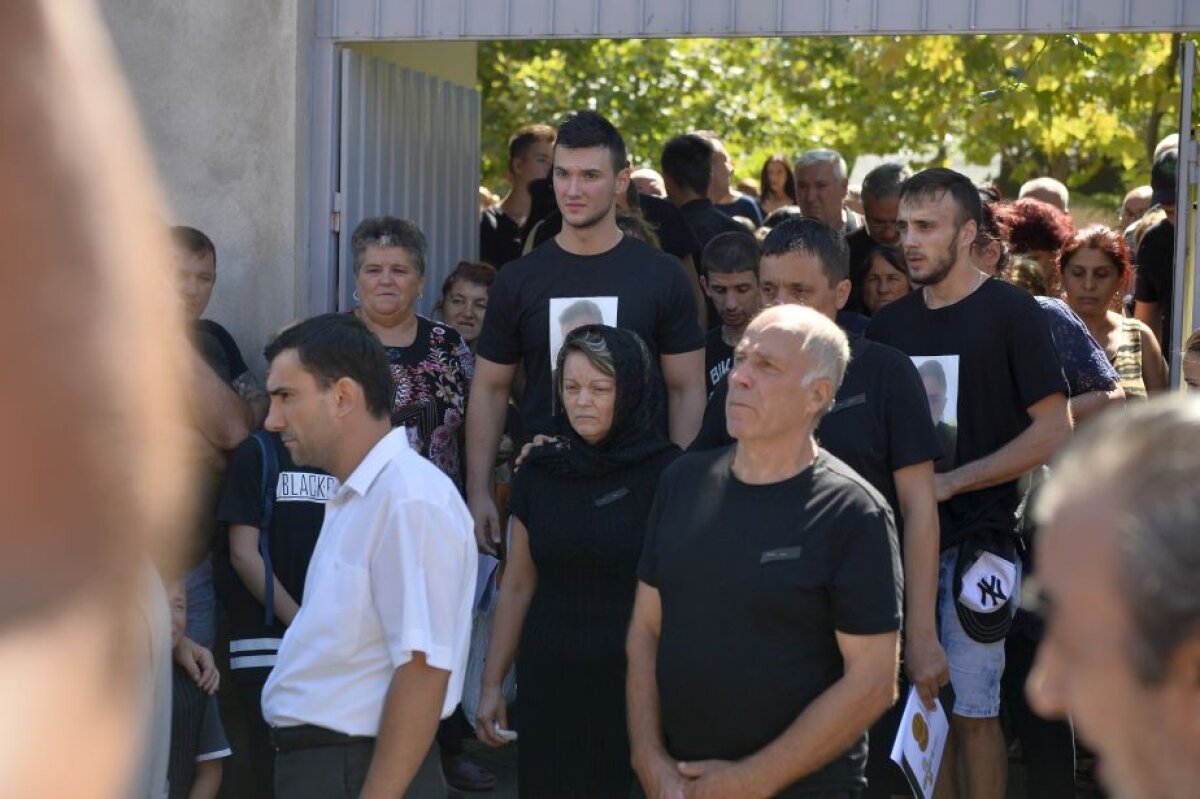 GALERIE FOTO Dănciulescu a participat la înmormântarea suporterului dinamovist: "Eu nu mă regăsesc în acest fotbal"