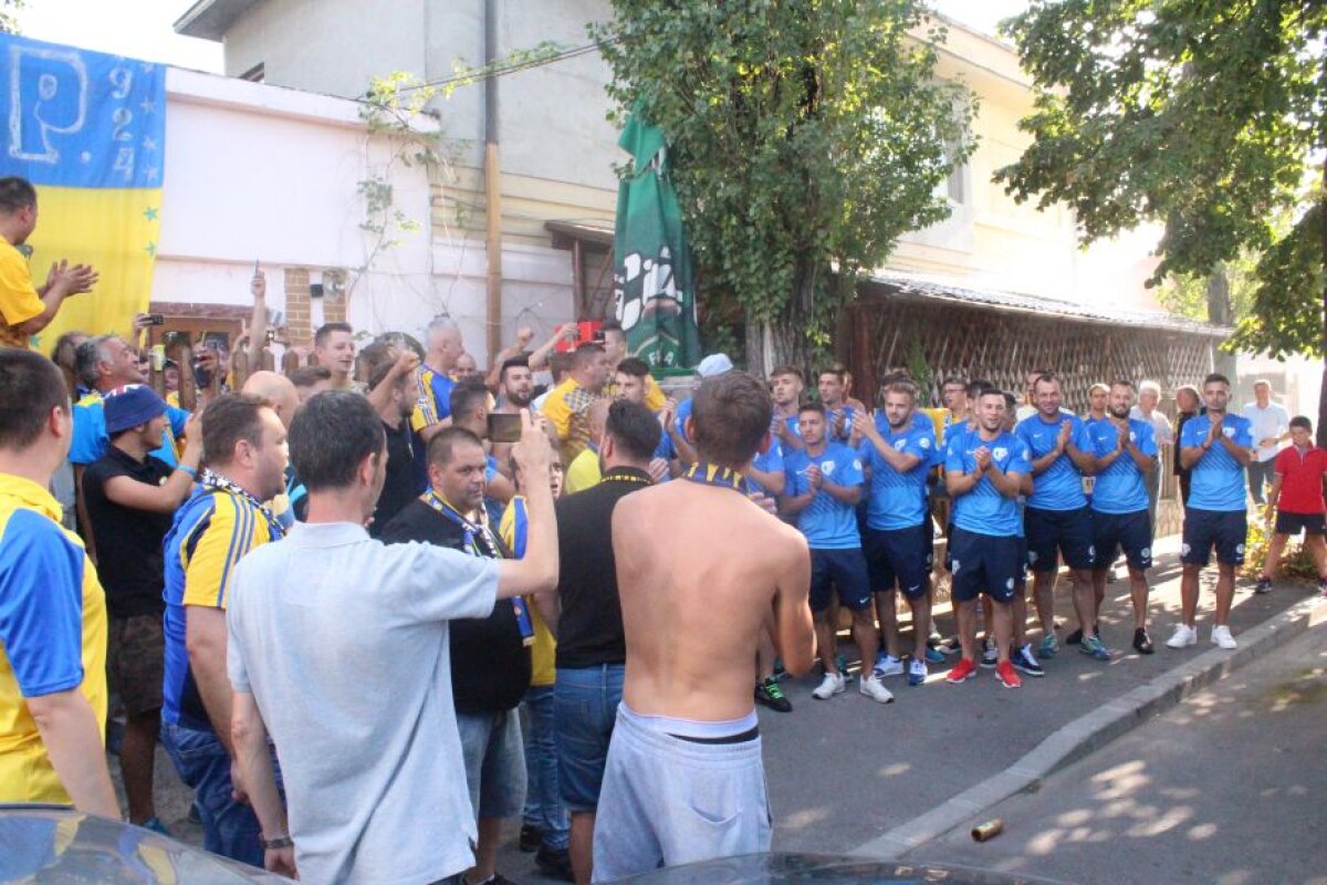 VIDEO+FOTO Nebunie la meciul Petrolului din Liga a 4-a! "Găzarii" s-au impus pe un stadion cu peste 6.000 de spectatori care au făcut show