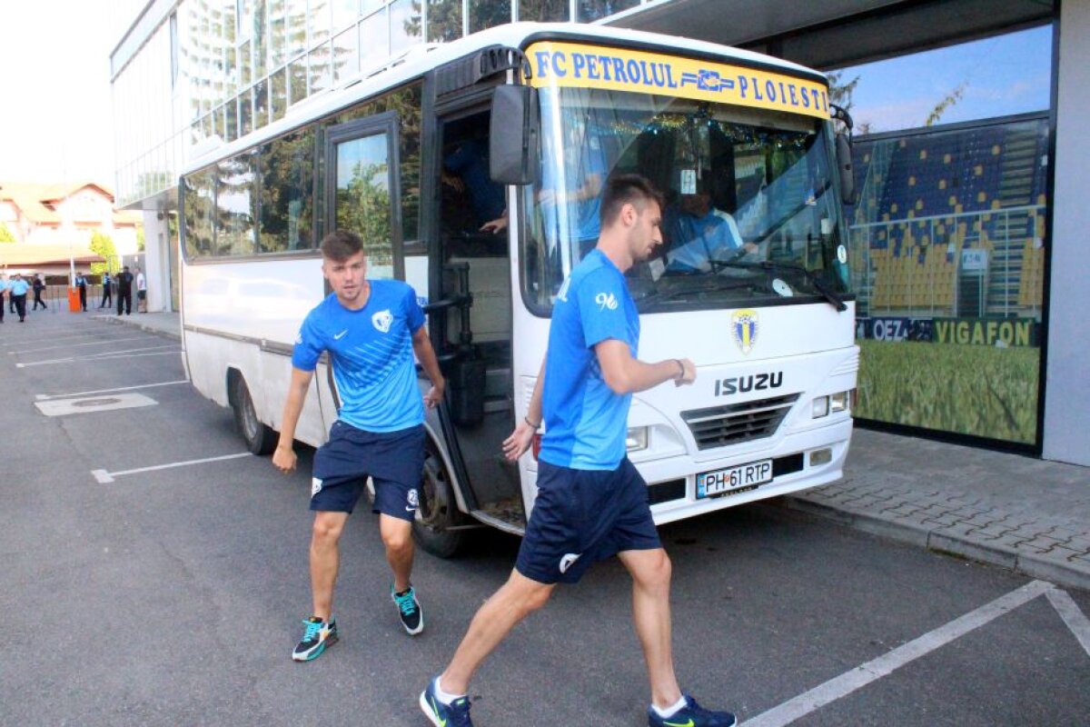 VIDEO+FOTO Nebunie la meciul Petrolului din Liga a 4-a! "Găzarii" s-au impus pe un stadion cu peste 6.000 de spectatori care au făcut show