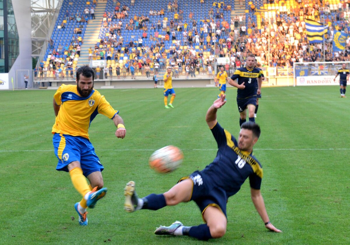 FOTO 6.128 de ”lupi” în liga a patra! Fanii au făcut spectacol la primul meci pe teren propriu disputat de new Petrolul 