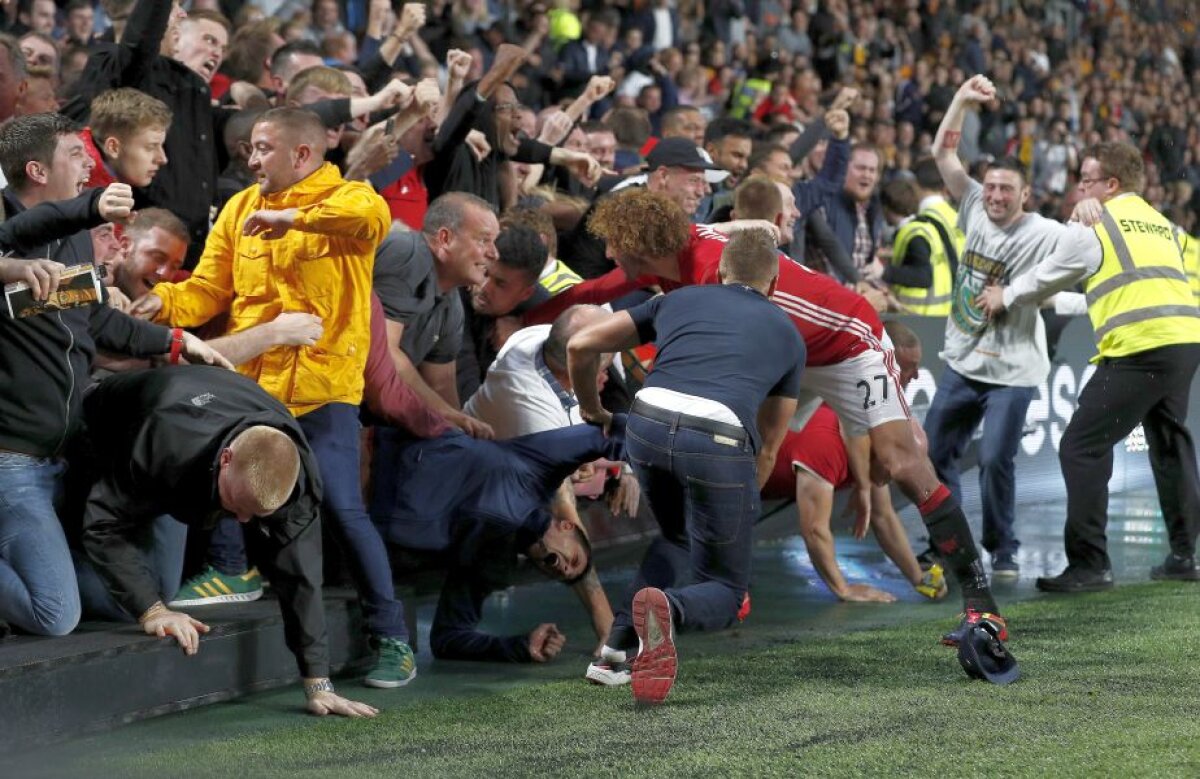 FOTO Eroul de serviciu » Gest superb al unui fotbalist al lui United, în timp ce coechipierii săi sărbătoreau golul victoriei