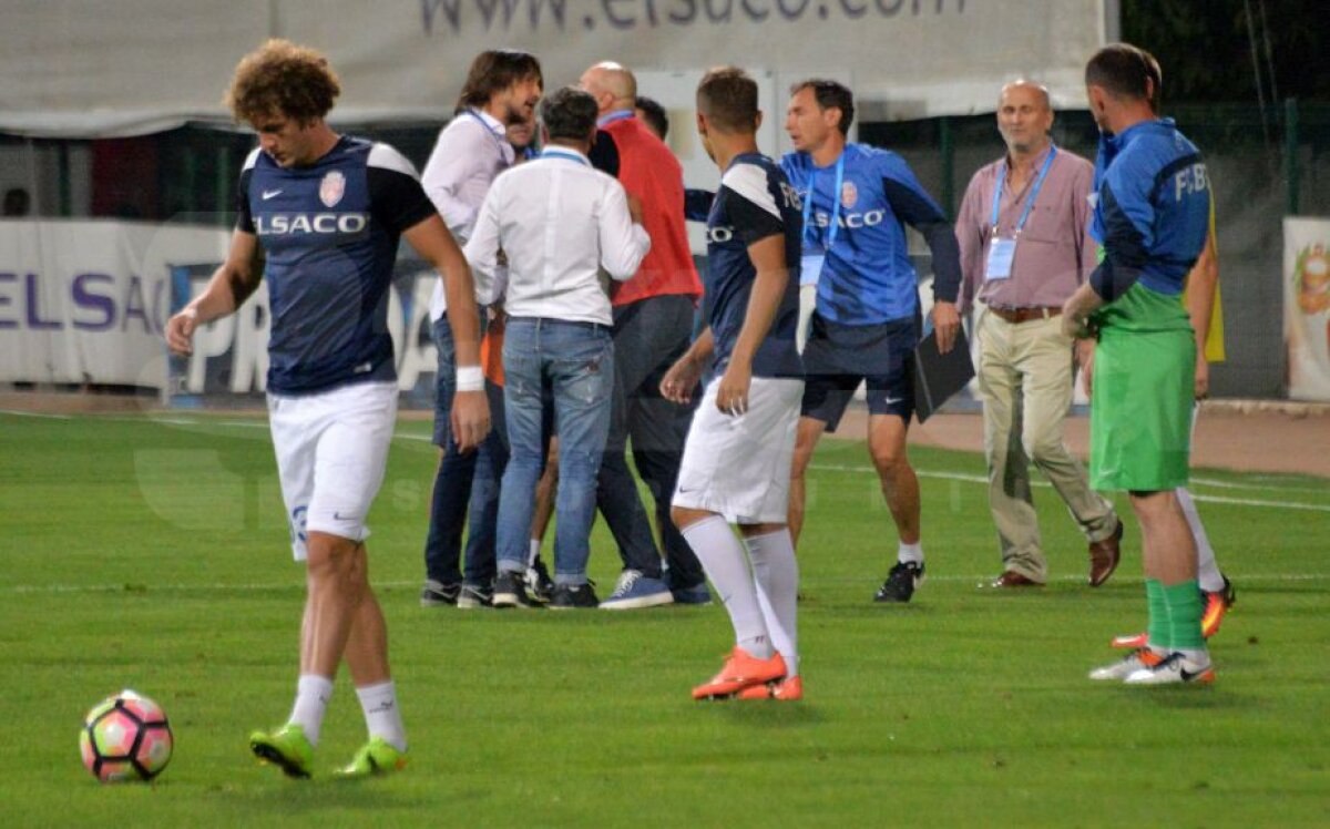 GALERIE FOTO EXCLUSIV Scandal la pauza meciului dintre Botoșani și ASA » Dan Alexa a sărit la arbitri și la Leo Grozavu: "A fost un arbitraj prost"
