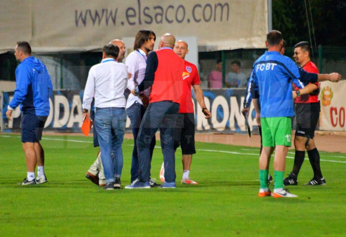 GALERIE FOTO EXCLUSIV Scandal la pauza meciului dintre Botoșani și ASA » Dan Alexa a sărit la arbitri și la Leo Grozavu: "A fost un arbitraj prost"