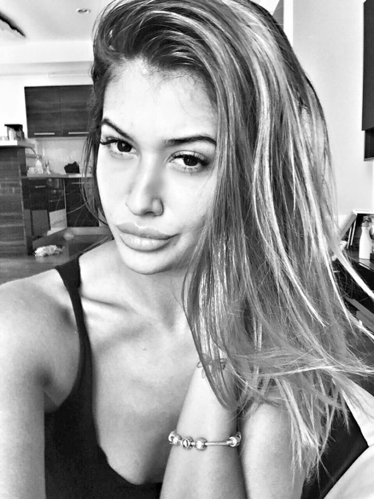 GALERIE FOTO Îi merge bine pe toate planurile! Stelistul care se iubește cu această blondă superbă 