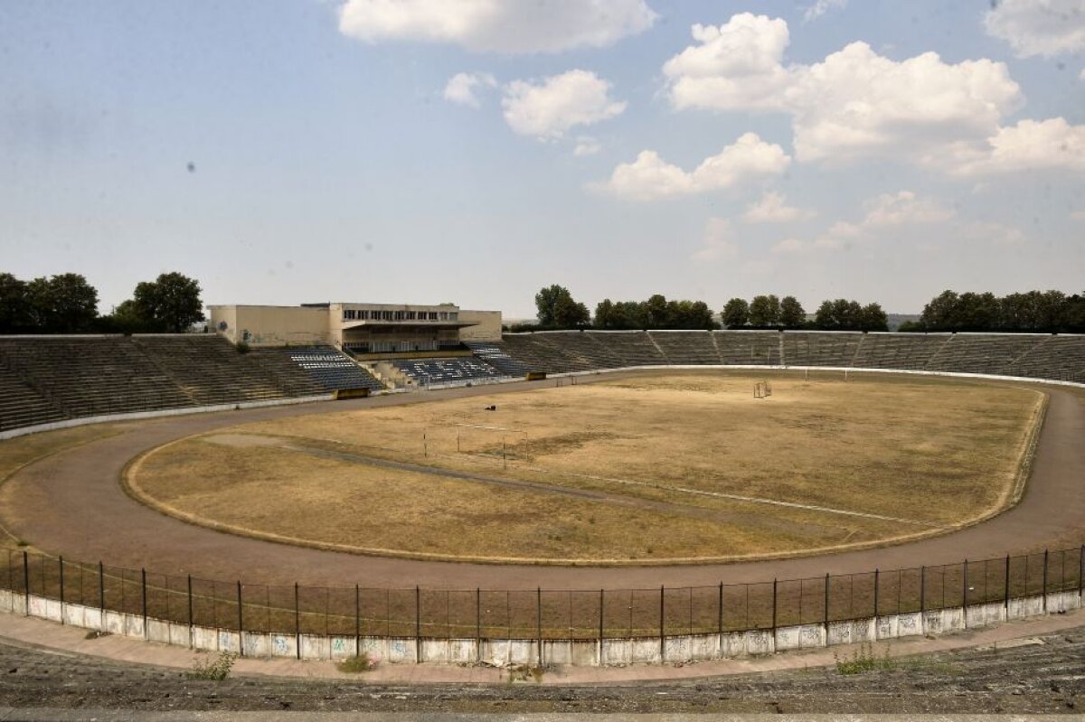 GALERIE FOTO Stadion model acum 30 de ani, acum o ruină! Un nou DEZASTRU în infrastructura sportivă din România