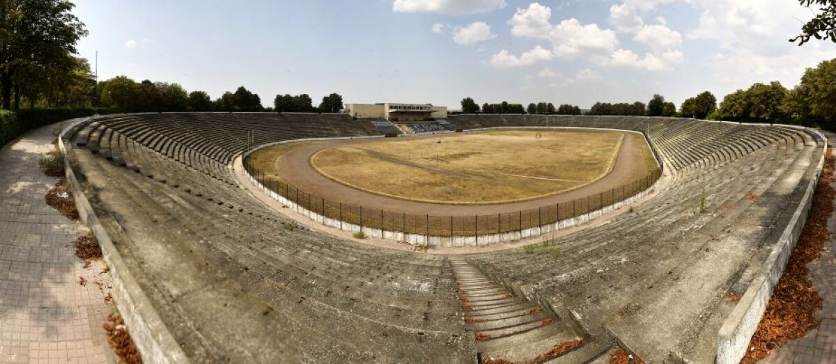 GALERIE FOTO Stadion model acum 30 de ani, acum o ruină! Un nou DEZASTRU în infrastructura sportivă din România