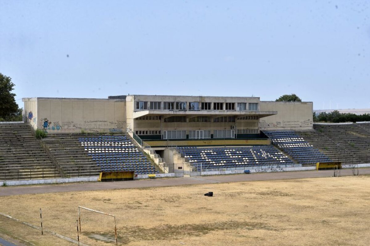 GALERIE FOTO Stadion model acum 30 de ani, acum o ruină! Un nou DEZASTRU în infrastructura sportivă din România