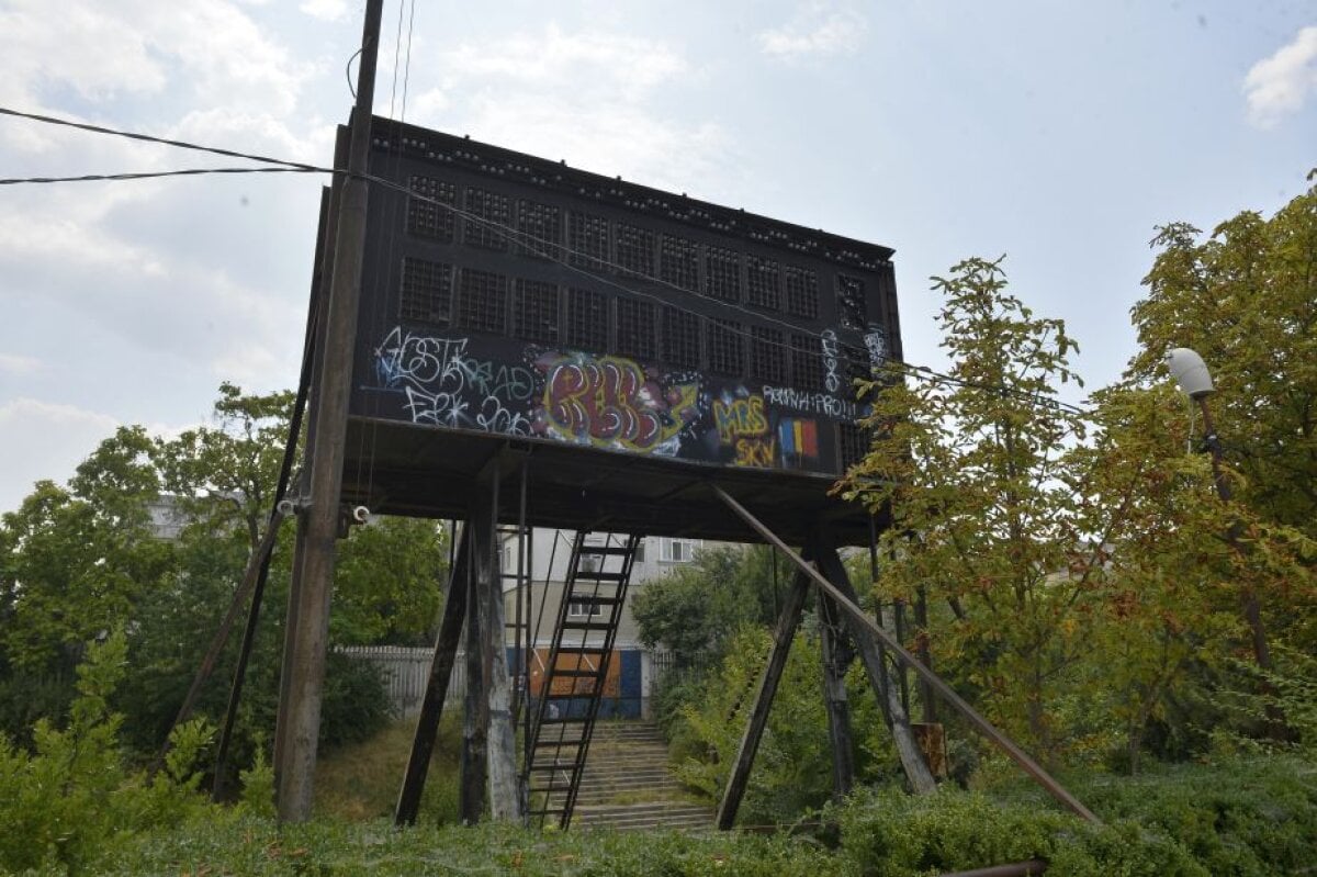 GALERIE FOTO Stadion model acum 30 de ani, acum o ruină! Un nou DEZASTRU în infrastructura sportivă din România