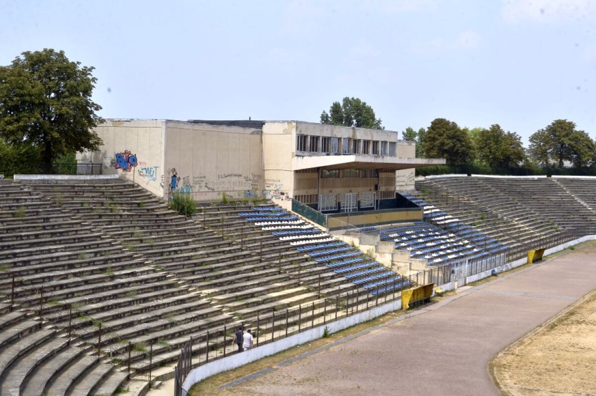 GALERIE FOTO Stadion model acum 30 de ani, acum o ruină! Un nou DEZASTRU în infrastructura sportivă din România