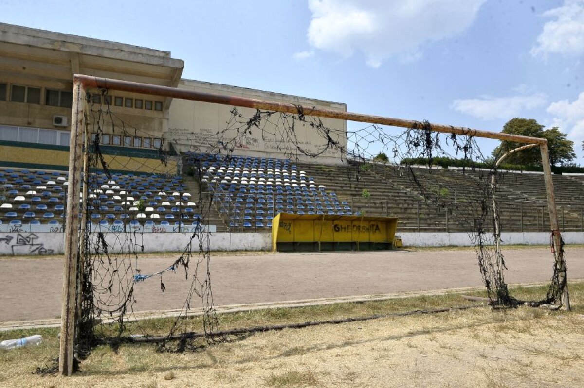 GALERIE FOTO Stadion model acum 30 de ani, acum o ruină! Un nou DEZASTRU în infrastructura sportivă din România