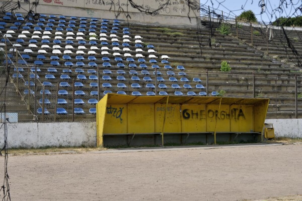 GALERIE FOTO Stadion model acum 30 de ani, acum o ruină! Un nou DEZASTRU în infrastructura sportivă din România