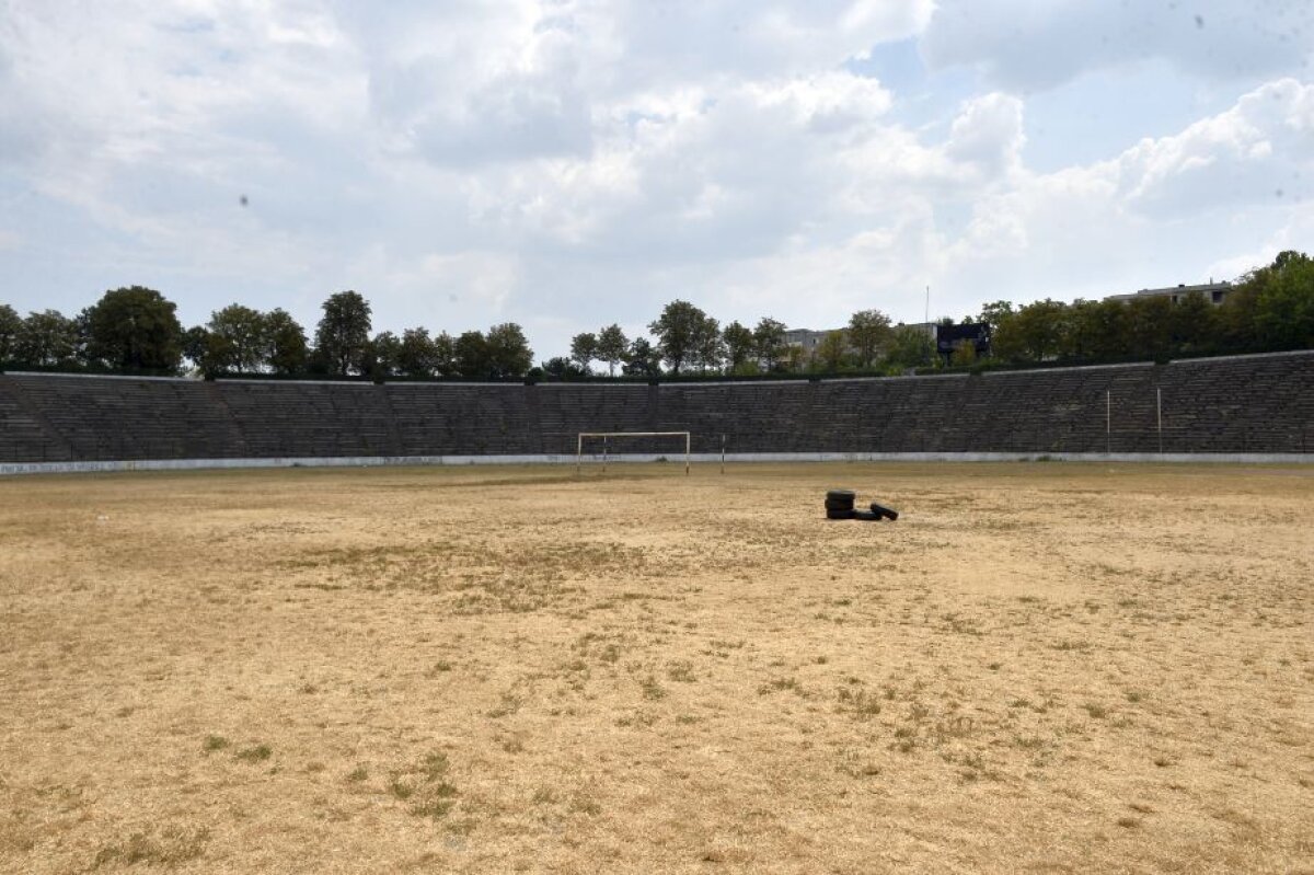 GALERIE FOTO Stadion model acum 30 de ani, acum o ruină! Un nou DEZASTRU în infrastructura sportivă din România