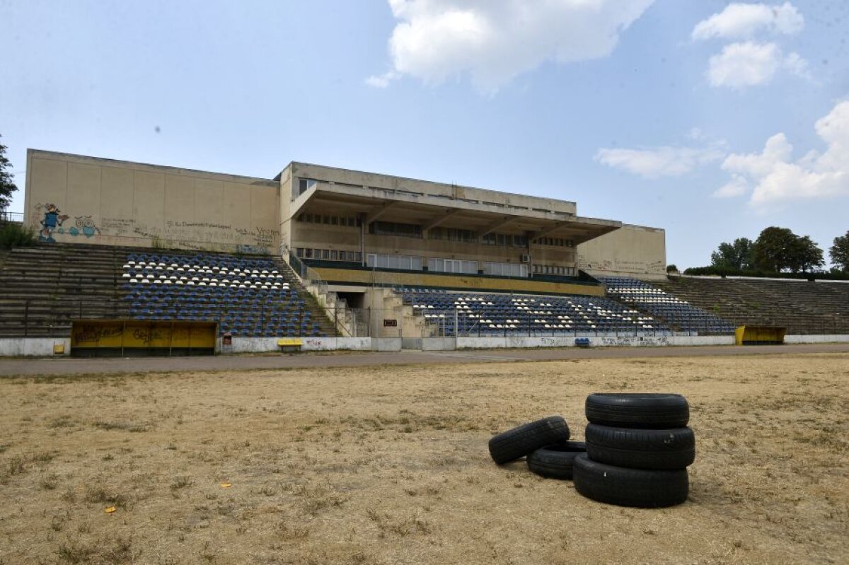 GALERIE FOTO Stadion model acum 30 de ani, acum o ruină! Un nou DEZASTRU în infrastructura sportivă din România