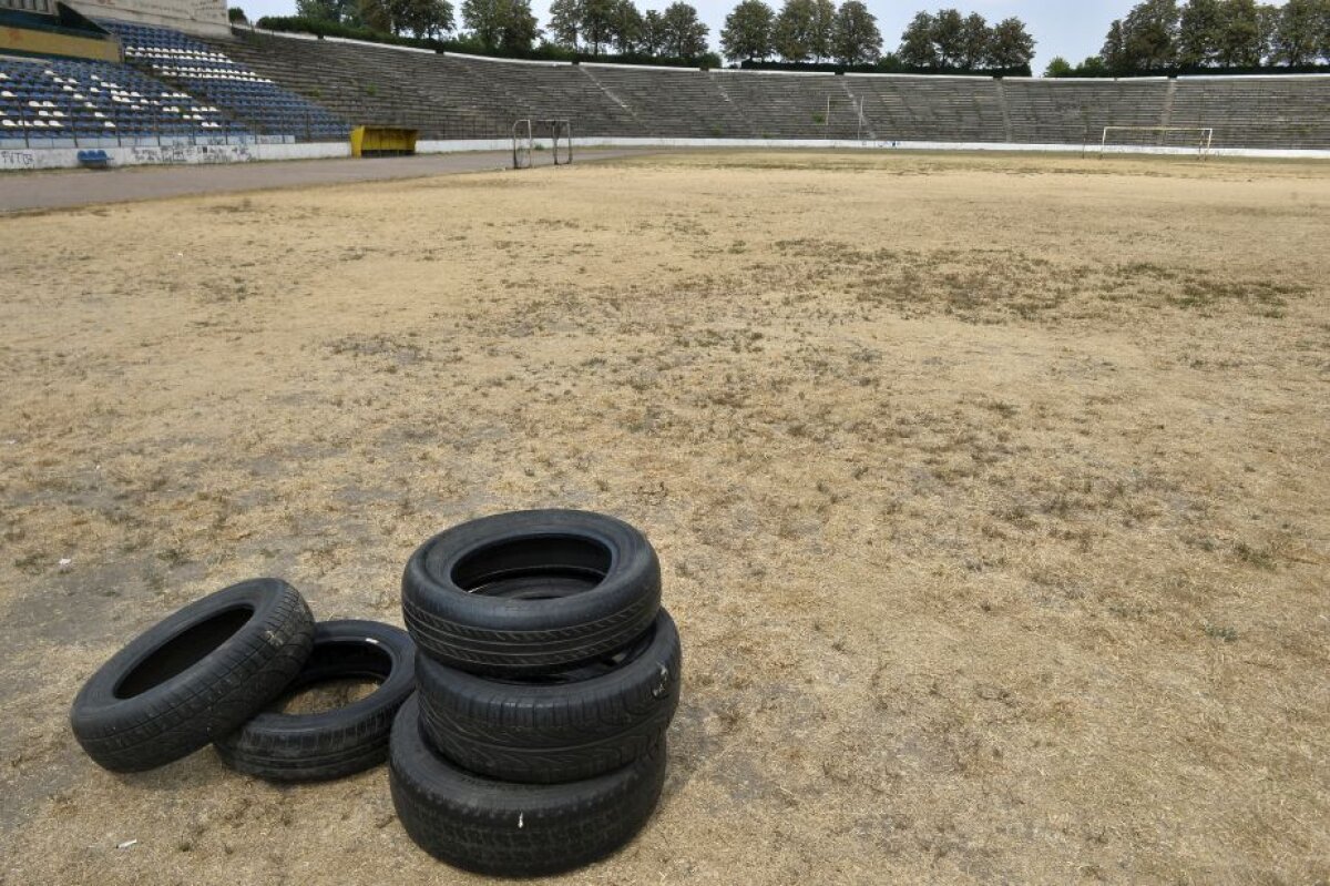 GALERIE FOTO Stadion model acum 30 de ani, acum o ruină! Un nou DEZASTRU în infrastructura sportivă din România