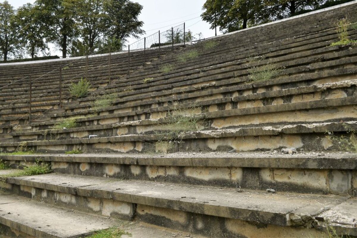 GALERIE FOTO Stadion model acum 30 de ani, acum o ruină! Un nou DEZASTRU în infrastructura sportivă din România