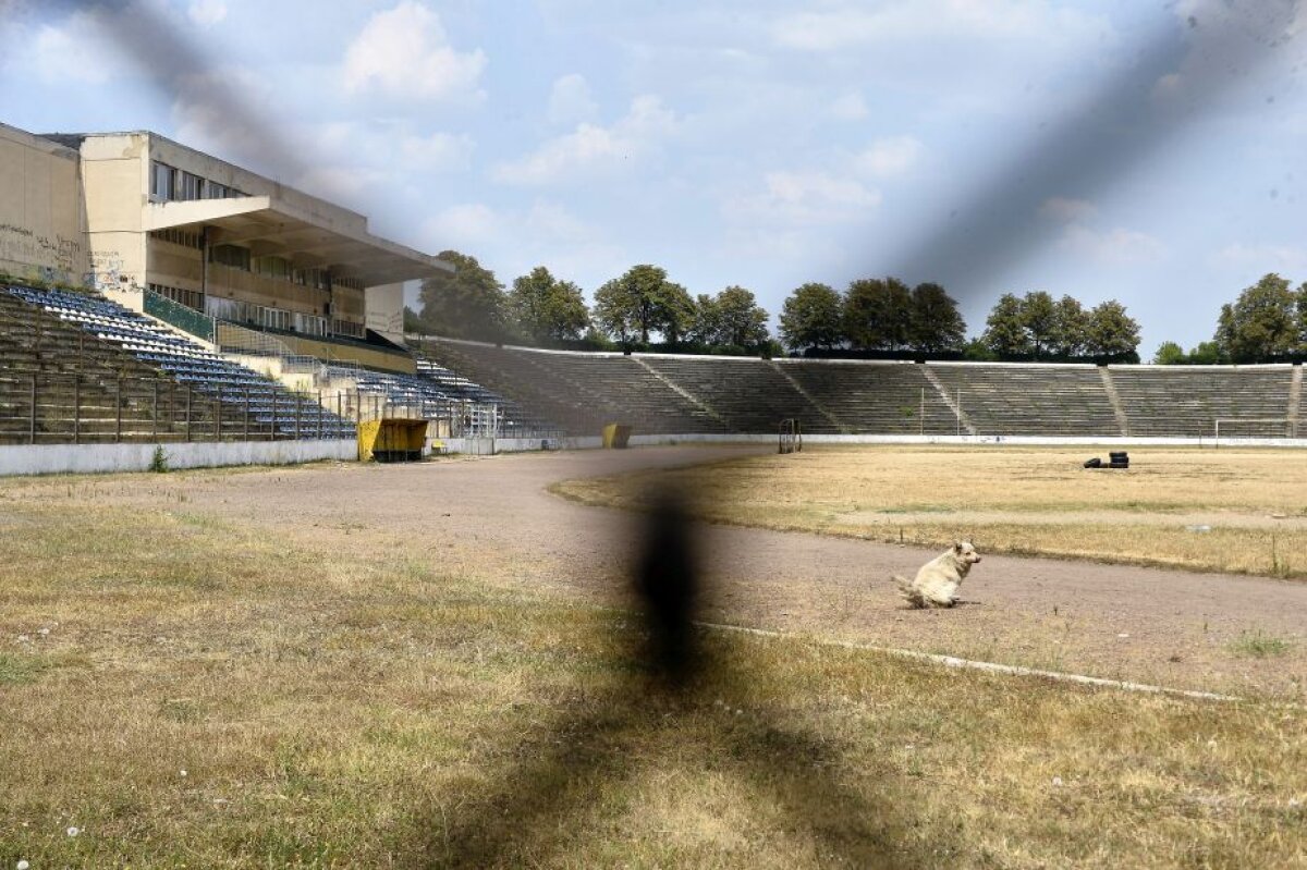 GALERIE FOTO Stadion model acum 30 de ani, acum o ruină! Un nou DEZASTRU în infrastructura sportivă din România