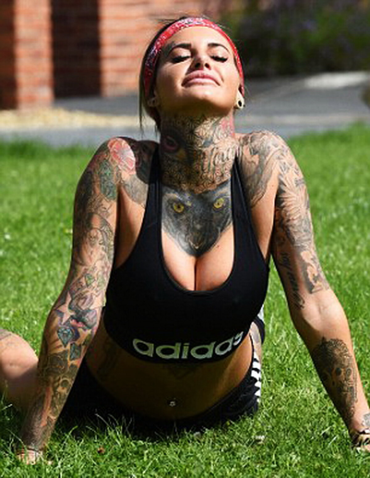 Cu ea sportul este mult mai atractiv! Jemma Lucy, poziţii incendiare în parc