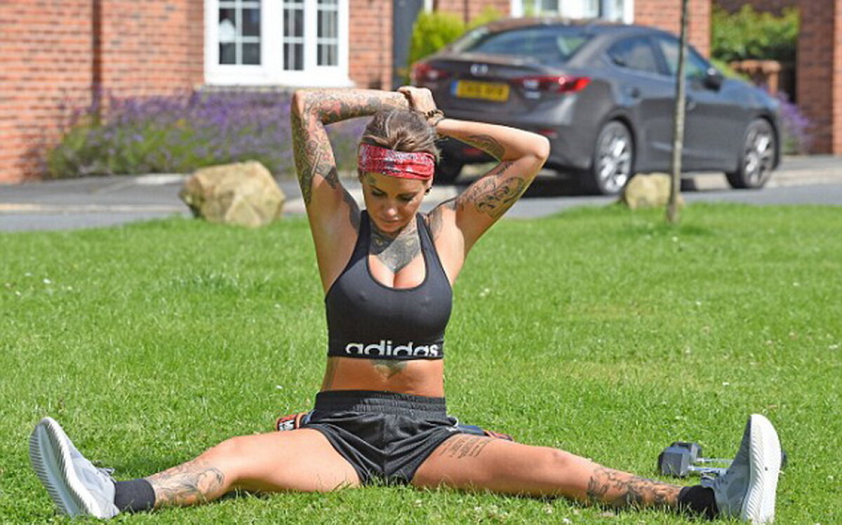 Cu ea sportul este mult mai atractiv! Jemma Lucy, poziţii incendiare în parc