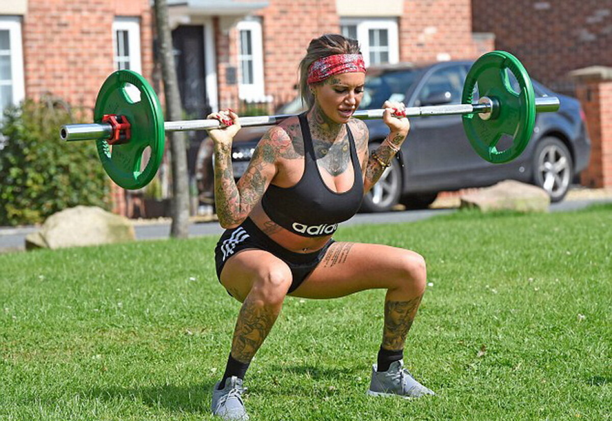 Cu ea sportul este mult mai atractiv! Jemma Lucy, poziţii incendiare în parc
