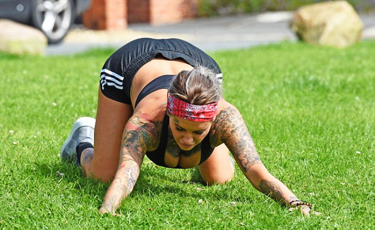 Cu ea sportul este mult mai atractiv! Jemma Lucy, poziţii incendiare în parc