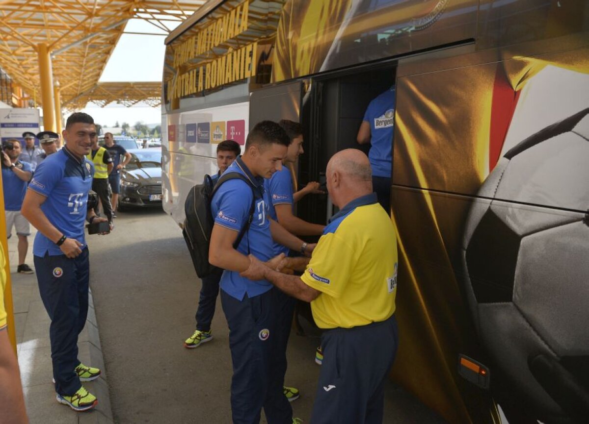 GALERIE FOTO Naționala României și cea din Muntenegru au ajuns azi la Cluj » Stanciu și Andone, preferații fanilor pentru poze