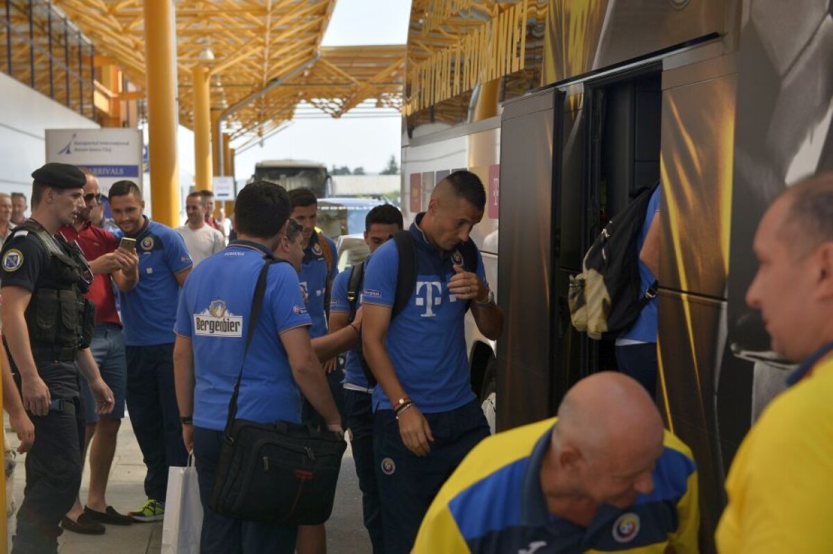 GALERIE FOTO Naționala României și cea din Muntenegru au ajuns azi la Cluj » Stanciu și Andone, preferații fanilor pentru poze