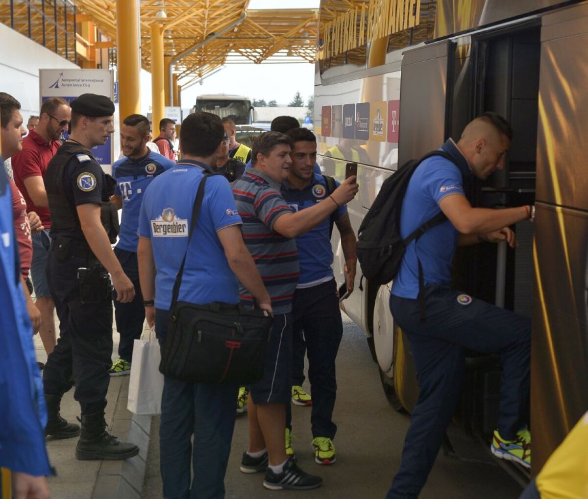 GALERIE FOTO Naționala României și cea din Muntenegru au ajuns azi la Cluj » Stanciu și Andone, preferații fanilor pentru poze