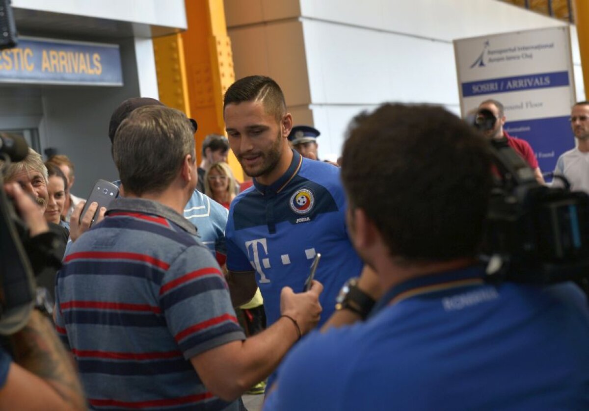 GALERIE FOTO Naționala României și cea din Muntenegru au ajuns azi la Cluj » Stanciu și Andone, preferații fanilor pentru poze