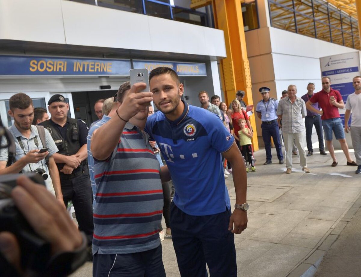 GALERIE FOTO Naționala României și cea din Muntenegru au ajuns azi la Cluj » Stanciu și Andone, preferații fanilor pentru poze