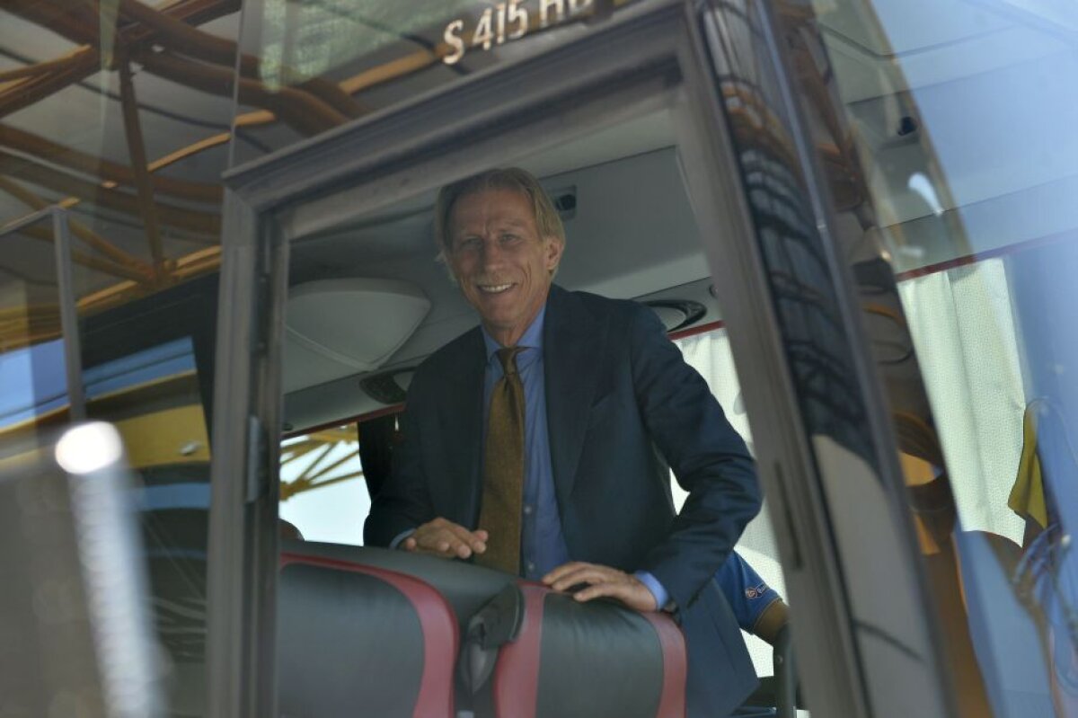 GALERIE FOTO Naționala României și cea din Muntenegru au ajuns azi la Cluj » Stanciu și Andone, preferații fanilor pentru poze