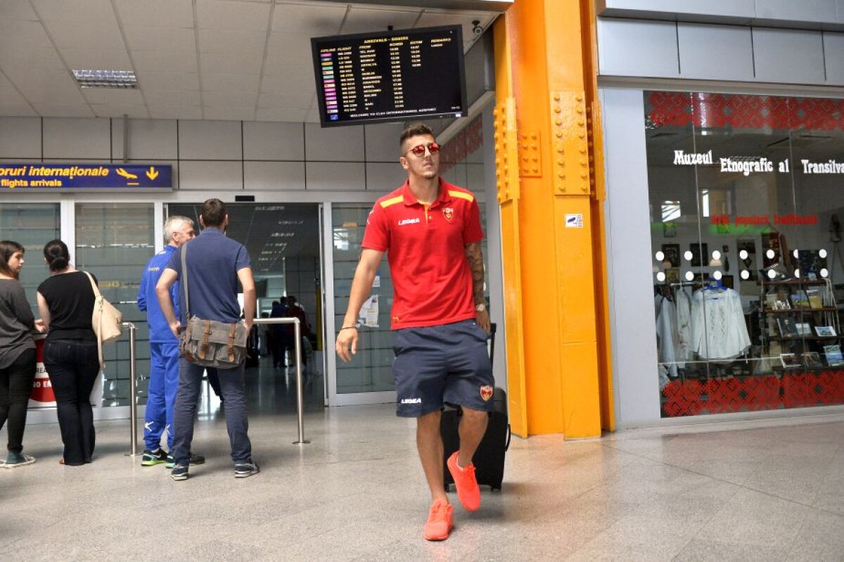 GALERIE FOTO Naționala României și cea din Muntenegru au ajuns azi la Cluj » Stanciu și Andone, preferații fanilor pentru poze