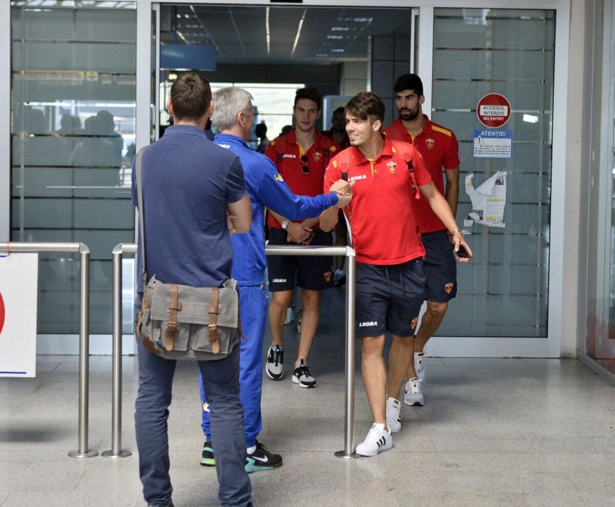 GALERIE FOTO Naționala României și cea din Muntenegru au ajuns azi la Cluj » Stanciu și Andone, preferații fanilor pentru poze