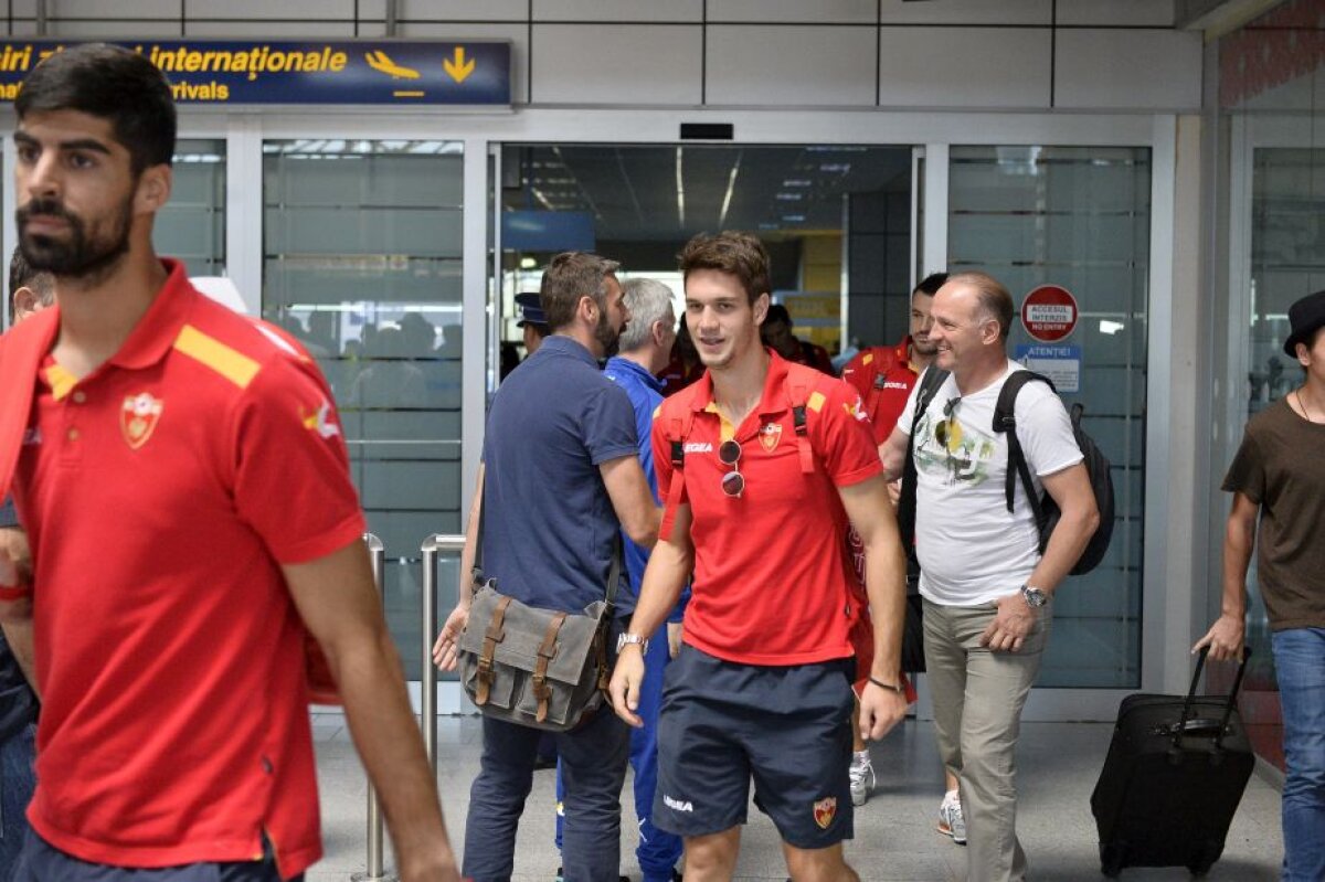 GALERIE FOTO Naționala României și cea din Muntenegru au ajuns azi la Cluj » Stanciu și Andone, preferații fanilor pentru poze