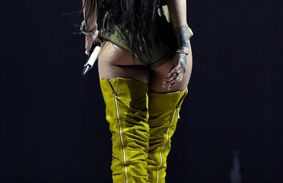Rihanna, ținută incendiară la unul dintre concerte