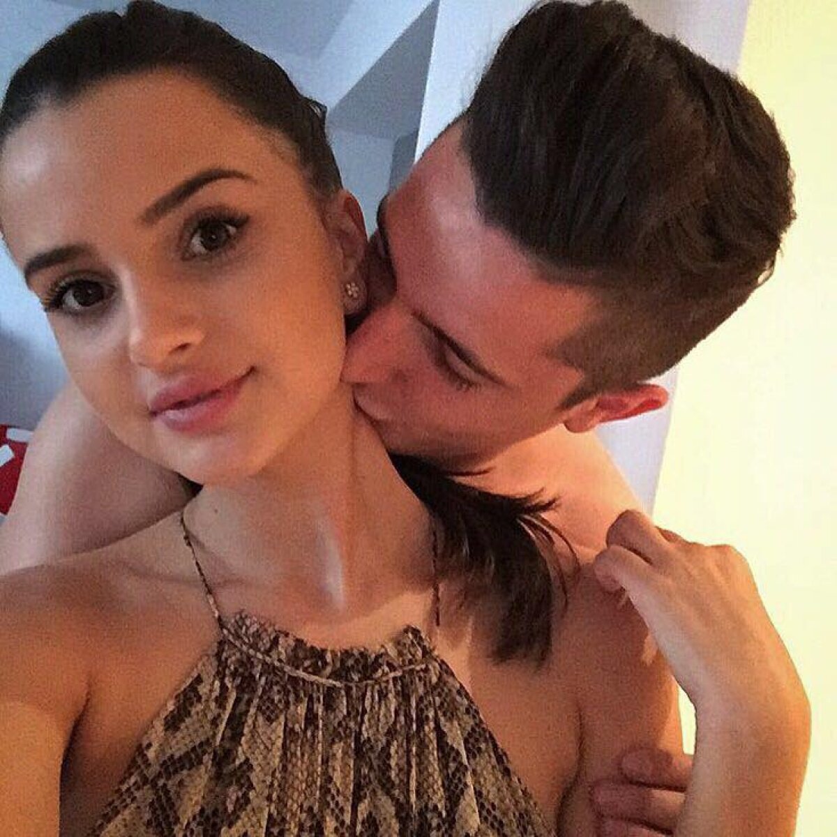 GALERIE FOTO » Iubita SUPERHOT a lui Filip tremură când îl vede jucând pentru România: "Îmi vine să-mi fac o pancartă pe care să scrie «Sunt iubita lui Steliano»!"