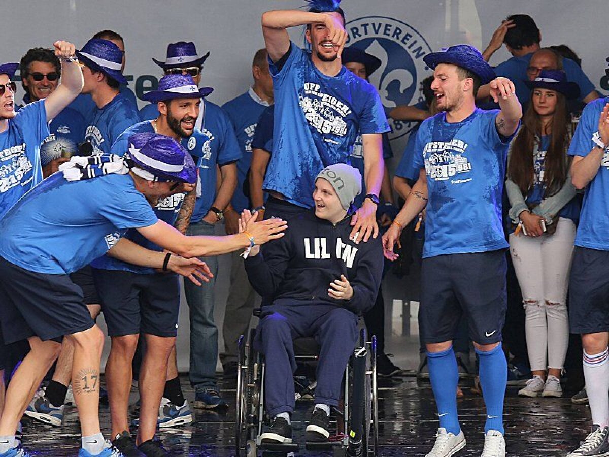 Gest extraordinar la un club din Germania » Au redenumit arena pentru un fan răpus de cancer!