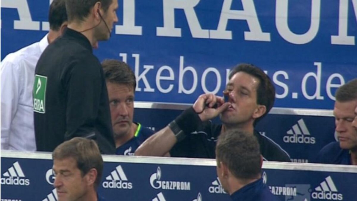 Poțiunea miraculoasă » Arbitrul de la Schalke - Bayern și-a revenit incredibil după ce un fizioterapeut i-a dat să bea dintr-o fiolă