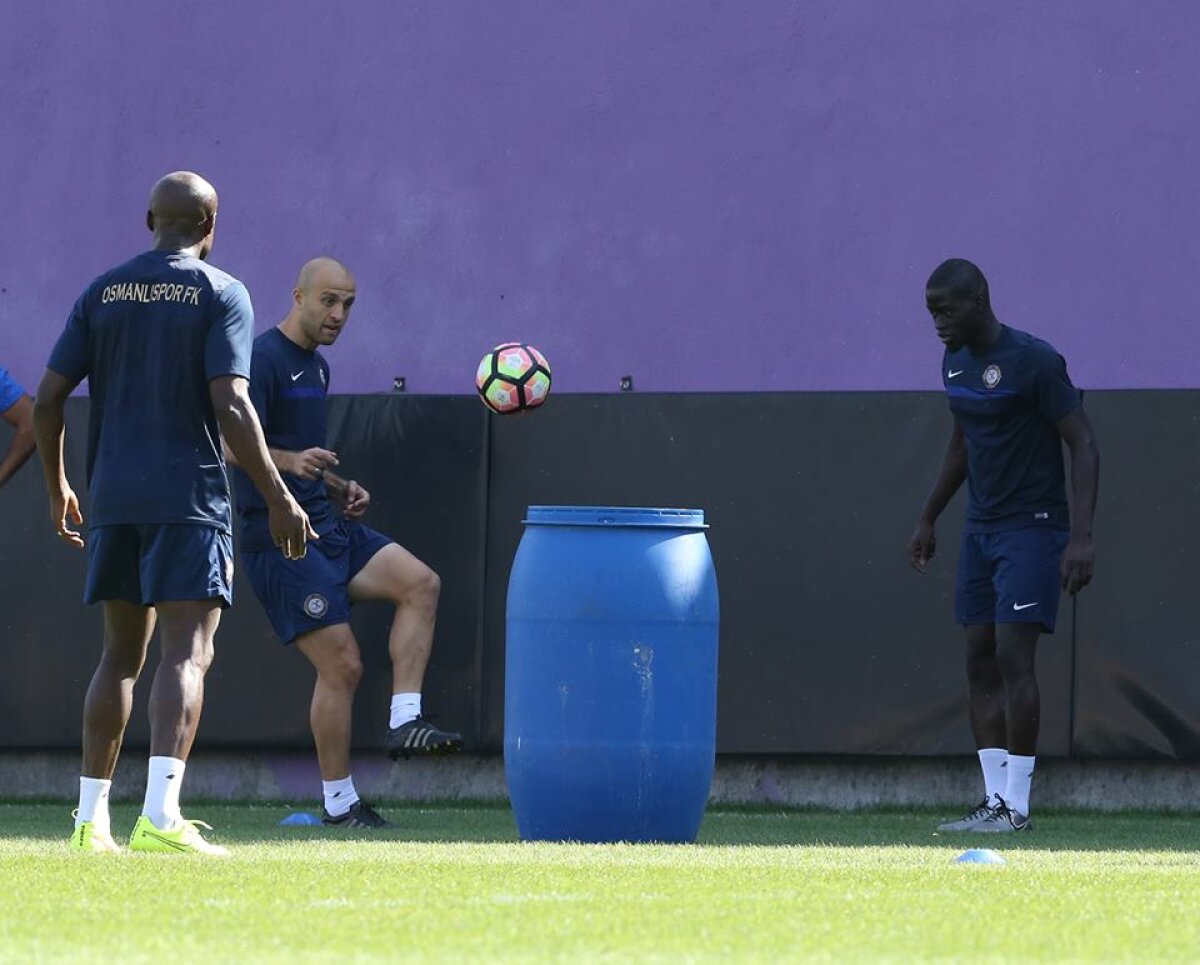 VIDEO+FOTO Cei de la Osmanlispor au sacrificat o oaie pe gazon înaintea meciului cu Steaua » Gol marcat de Rusescu