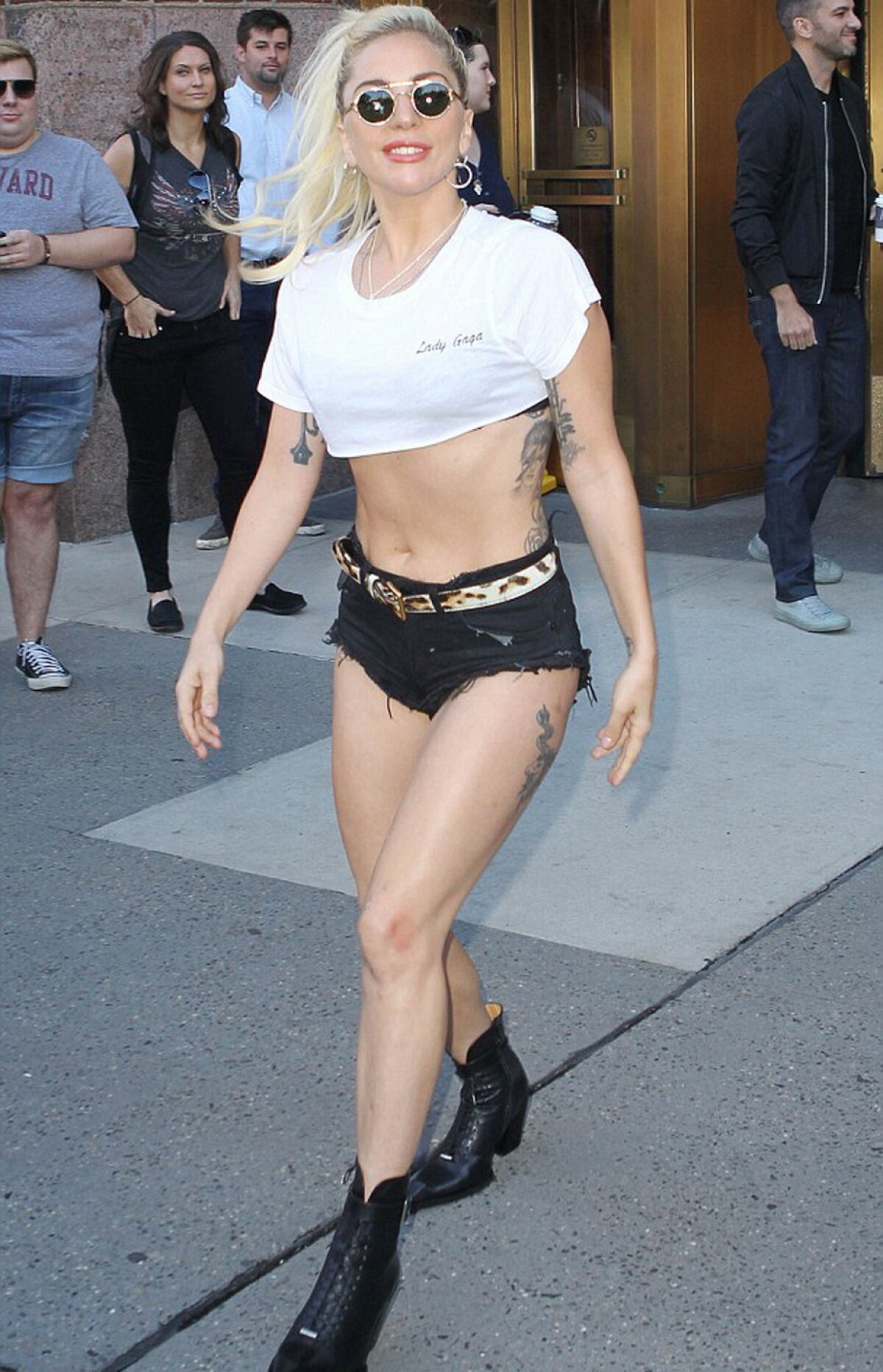 GALERIE FOTO Lady Gaga nu mai renunţă la hainele parcă scoase din filmele porno! Imaginile cu care şi-a uimit chiar şi fanii
