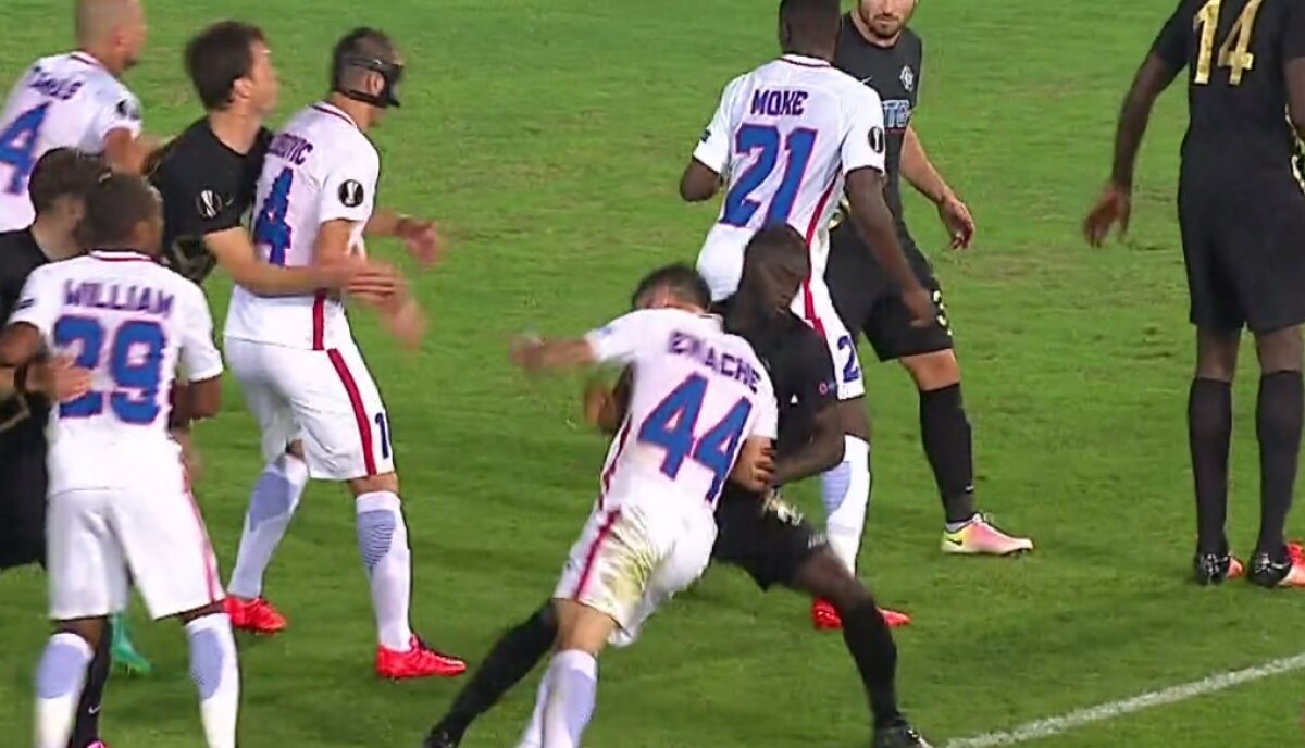 FOTO + VIDEO Ironie pe facebook, după eliminarea stupidă a lui Enache: "Are și Steaua un Bizon"