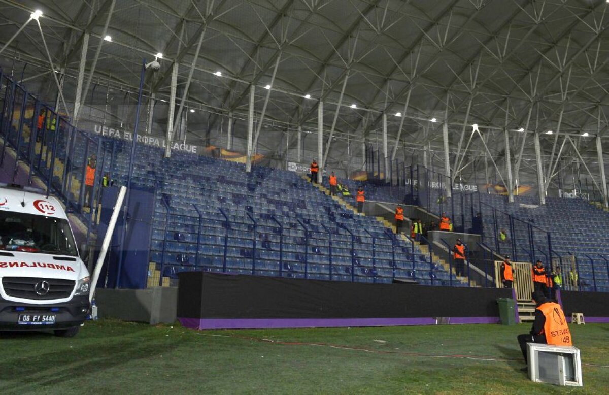 FOTO / IMAGINEA SERII Steliștii au ajuns lupii singuratici! » Câți s-au prezentat în sectorul rezervat fanilor roș-albaștri :D