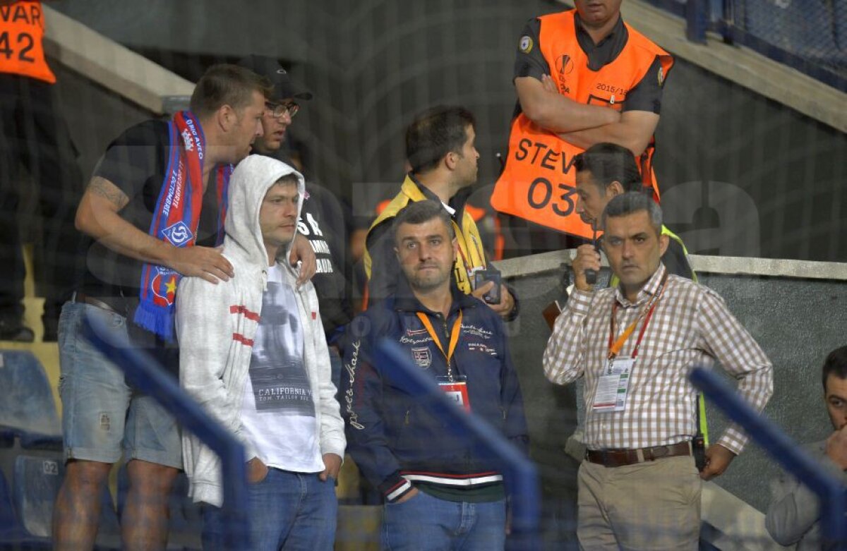 FOTO / IMAGINEA SERII Steliștii au ajuns lupii singuratici! » Câți s-au prezentat în sectorul rezervat fanilor roș-albaștri :D