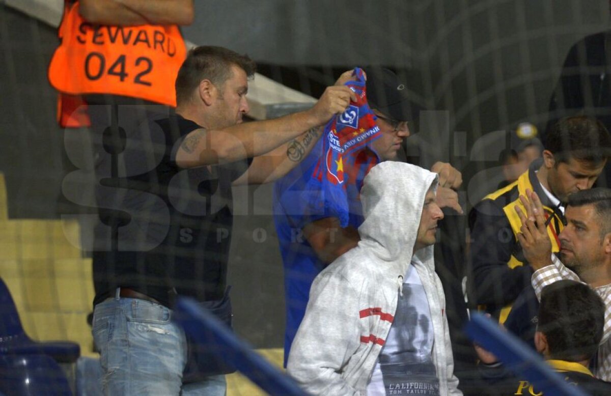 FOTO / IMAGINEA SERII Steliștii au ajuns lupii singuratici! » Câți s-au prezentat în sectorul rezervat fanilor roș-albaștri :D