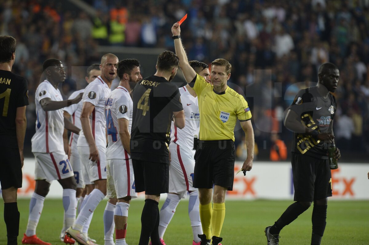 FOTO + VIDEO Ironie pe facebook, după eliminarea stupidă a lui Enache: "Are și Steaua un Bizon"