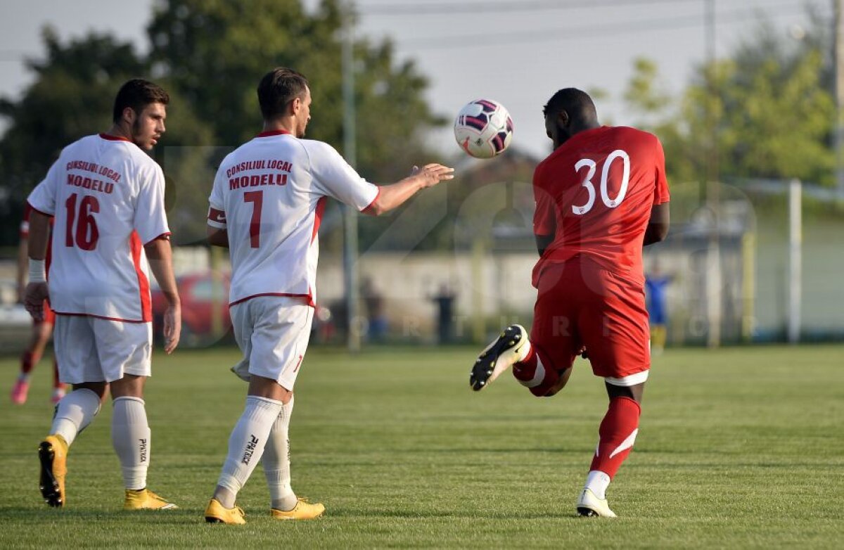 FOTO De la Steaua la Modelu » Gnohere a jucat pentru Dinamo II, în Liga a treia! Suporter-surpriză în tribune