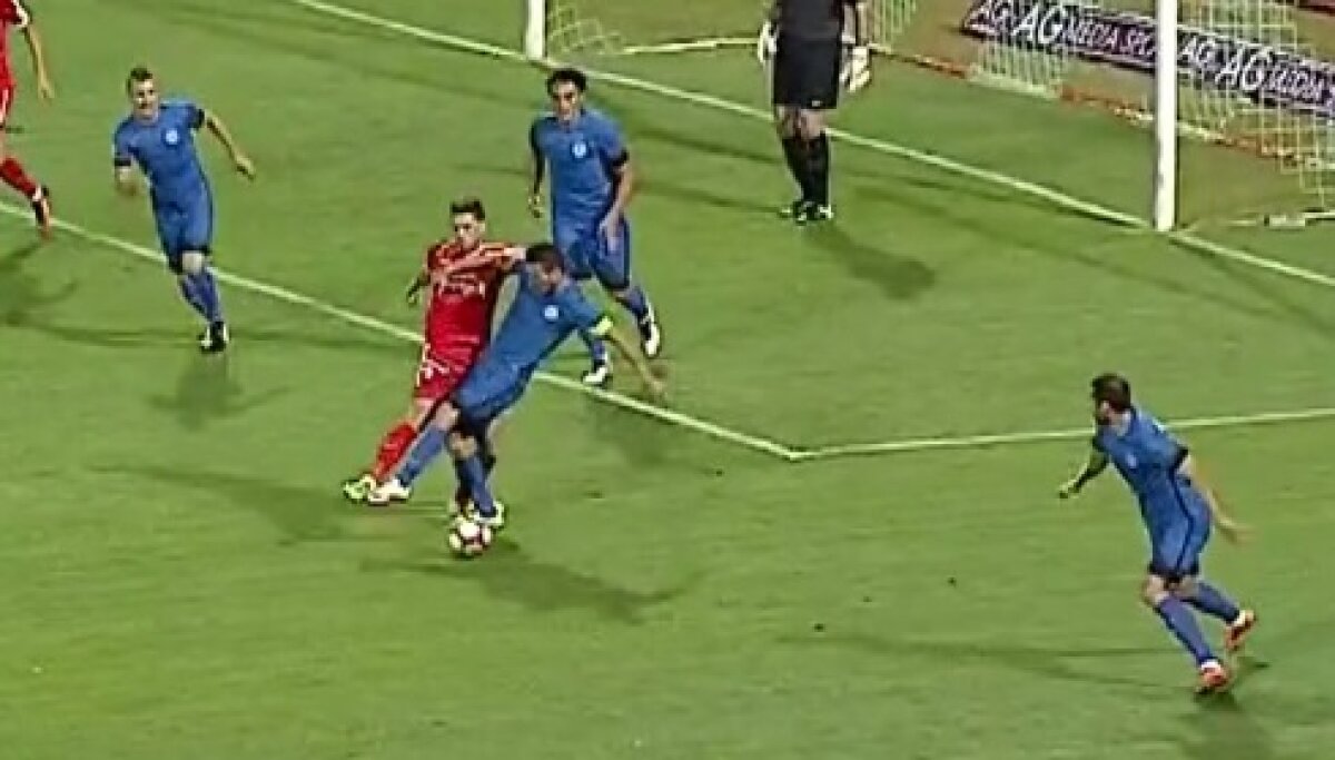 FOTO Eroare gravă a lui Radu Petrescu în prima repriză la Dinamo - Iași: "Nu înțeleg cum a putut să nu dea penalty"